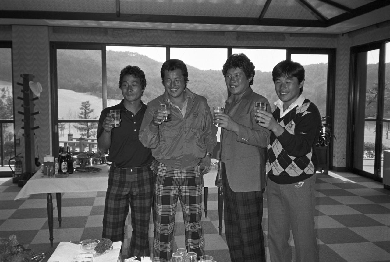 画像: 1984年白竜湖ポカリスエットOP。（左から）飯合肇、尾崎将司、尾崎健夫、尾崎直道