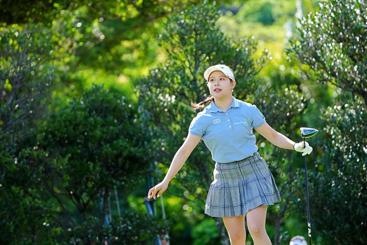 画像 : 13番目の画像 - 【写真22枚】ネクタイコーデやミニ丈スカート、美少女系スマイルの吉田鈴 - みんなのゴルフダイジェスト