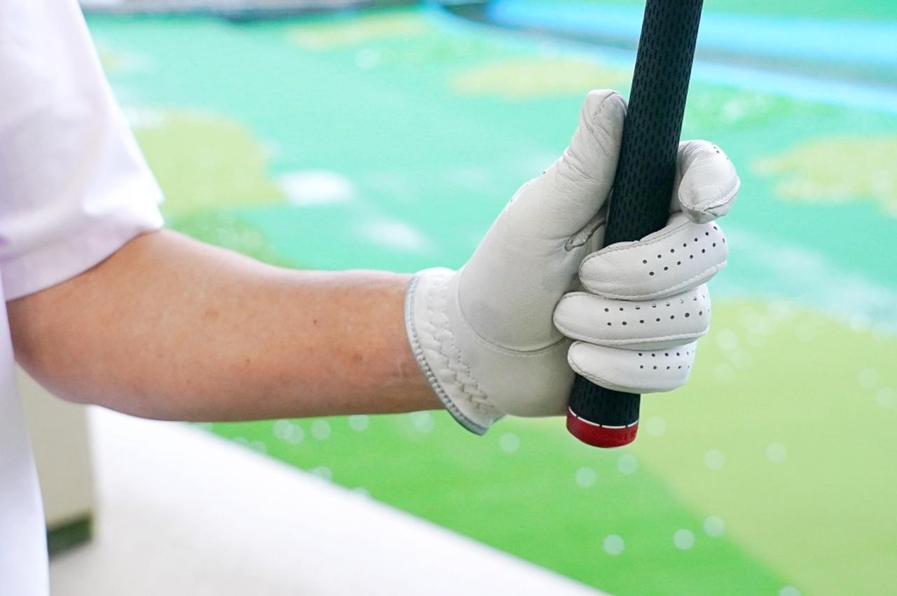 画像: 人差し指と親指でクラブを握るとパワーは半減してしまう!? 飛距離が出る「左手3本指の握り方」を解説 - みんなのゴルフダイジェスト