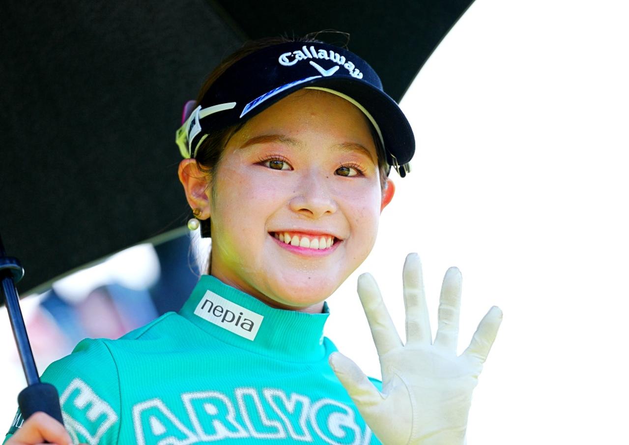 画像 : 1番目の画像 - 【写真22枚】ネクタイコーデやミニ丈スカート、美少女系スマイルの吉田鈴 - みんなのゴルフダイジェスト