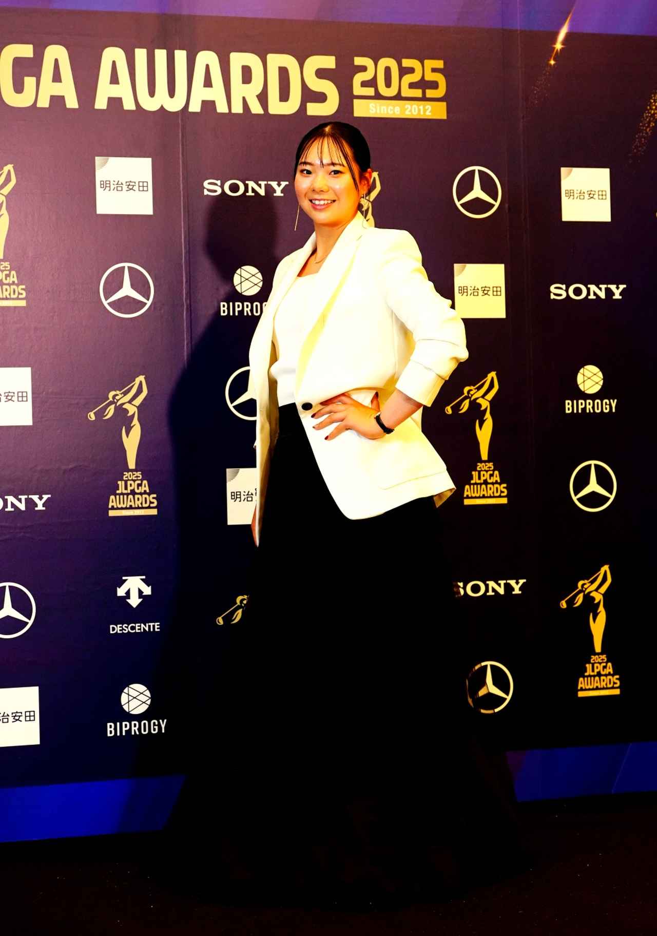 画像 : 1番目の画像 - 【写真を見る】笑顔がキュートな菅楓華のプレーぶりとドレス＆着物姿をチェック - みんなのゴルフダイジェスト