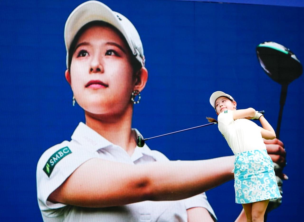 画像 : 2番目の画像 - 【写真22枚】ネクタイコーデやミニ丈スカート、美少女系スマイルの吉田鈴 - みんなのゴルフダイジェスト