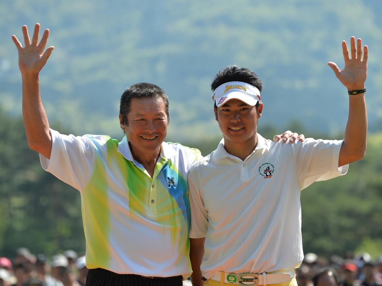 画像: エージシュートを達成した13年のつるやオープン。優勝した松山英樹と並んで（撮影/西本正明）