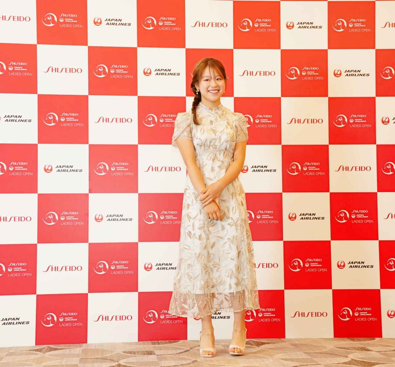 画像 : 18番目の画像 - 【写真22枚】ネクタイコーデやミニ丈スカート、美少女系スマイルの吉田鈴 - みんなのゴルフダイジェスト