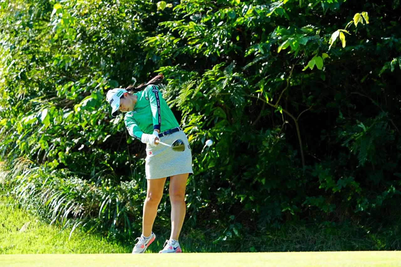 画像 : 14番目の画像 - 【写真を見る】笑顔がキュートな菅楓華のプレーぶりとドレス＆着物姿をチェック - みんなのゴルフダイジェスト
