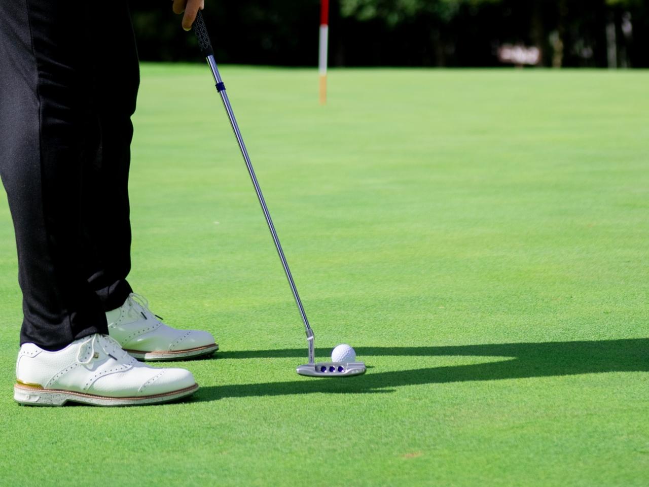 画像: ロングパットの距離感を出すために大切なのは「ショットを打つときくらい」強く握ること!?【100切り】 - みんなのゴルフダイジェスト