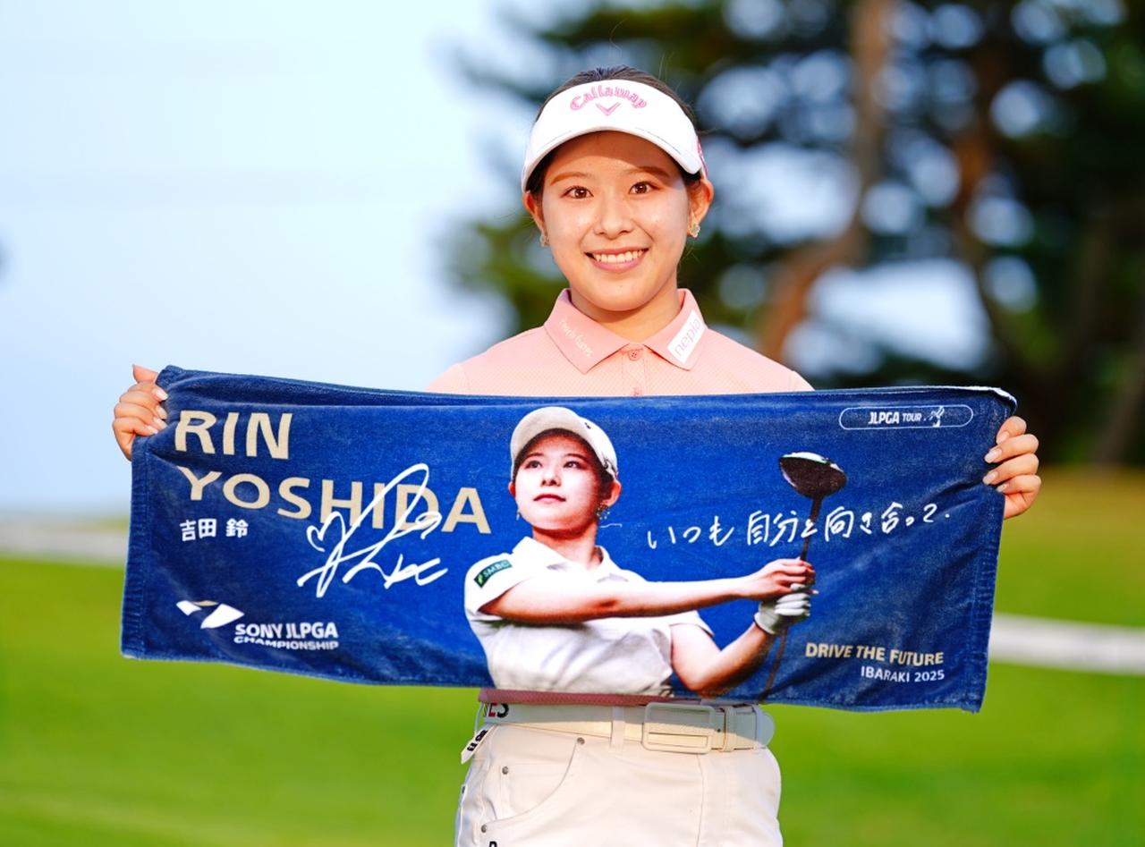 画像 : 9番目の画像 - 【写真22枚】ネクタイコーデやミニ丈スカート、美少女系スマイルの吉田鈴 - みんなのゴルフダイジェスト