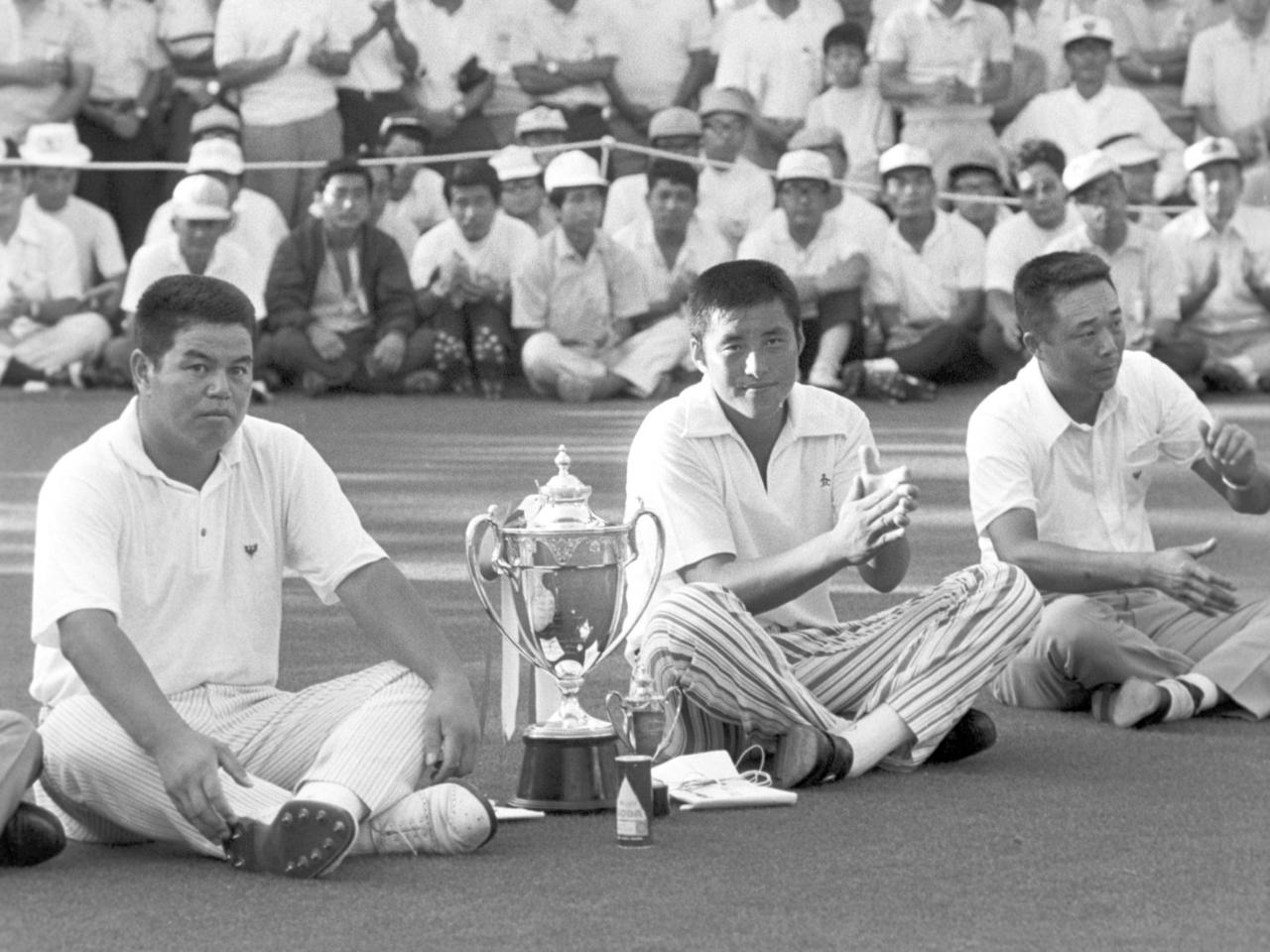 画像: 1971年の日本プロの表彰式の様子。中央で拍手をするのが尾崎将司