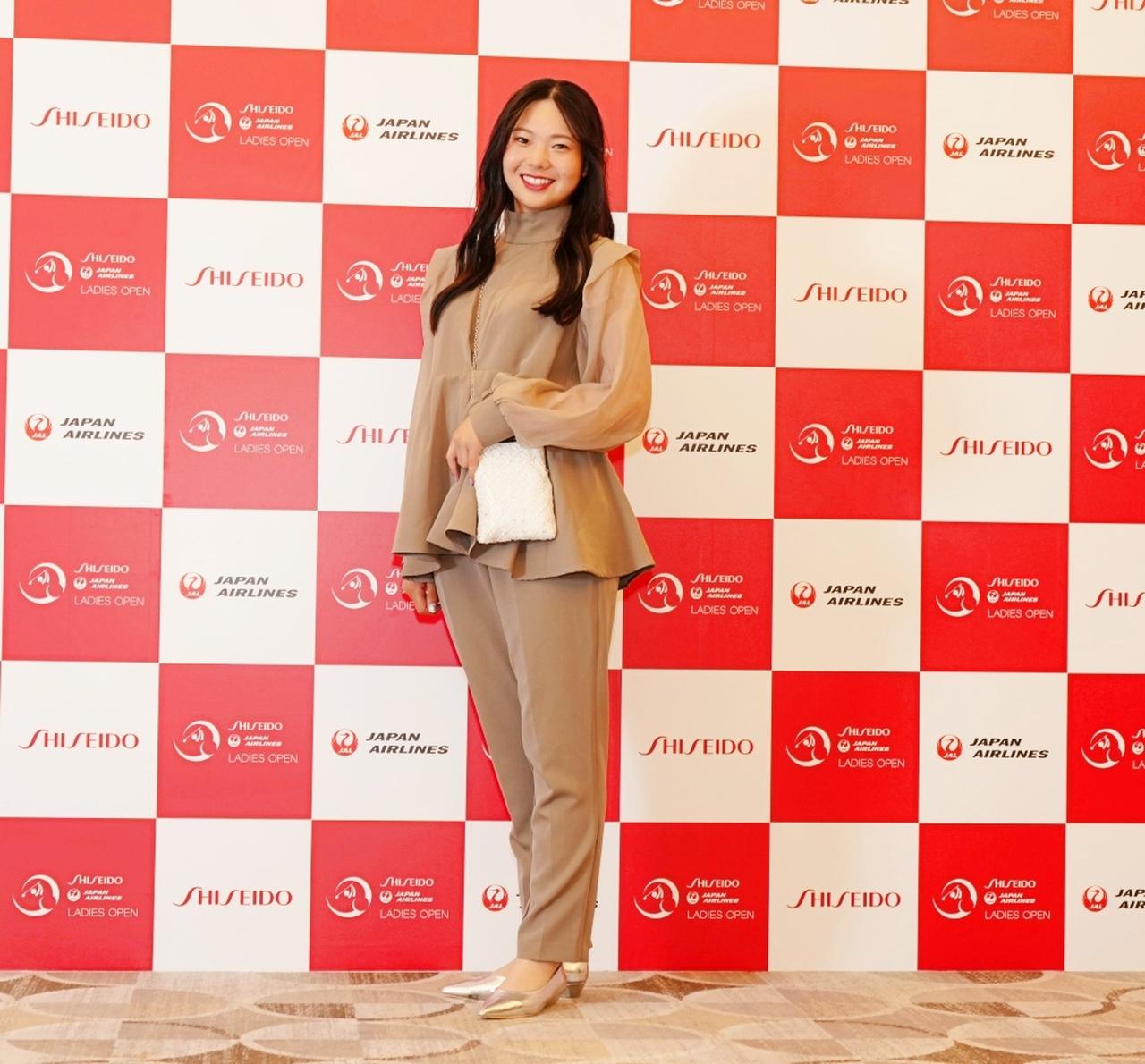 画像 : 8番目の画像 - 【写真を見る】笑顔がキュートな菅楓華のプレーぶりとドレス＆着物姿をチェック - みんなのゴルフダイジェスト