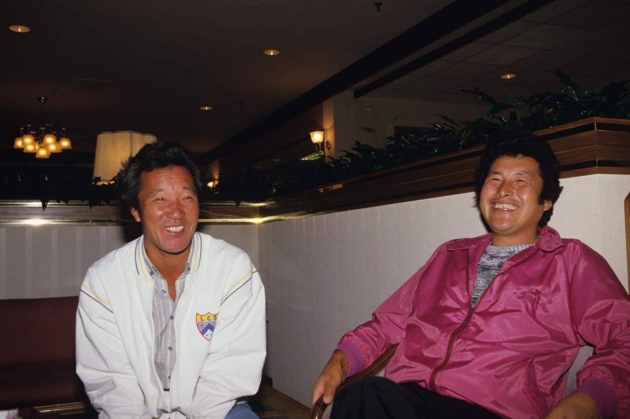 画像: 40歳の節目のマスターズでの一コマ。青木功（当時44歳）と笑顔で談笑する尾崎