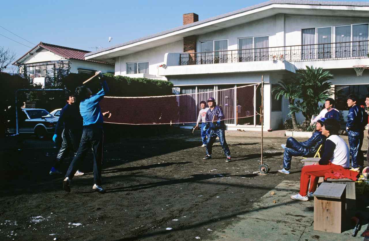 画像: 羽子板を用いた尾崎が考案した「ハゴミントン」。83年正月に自宅トレーニング中の一枚。尾崎はアイデアマンだった