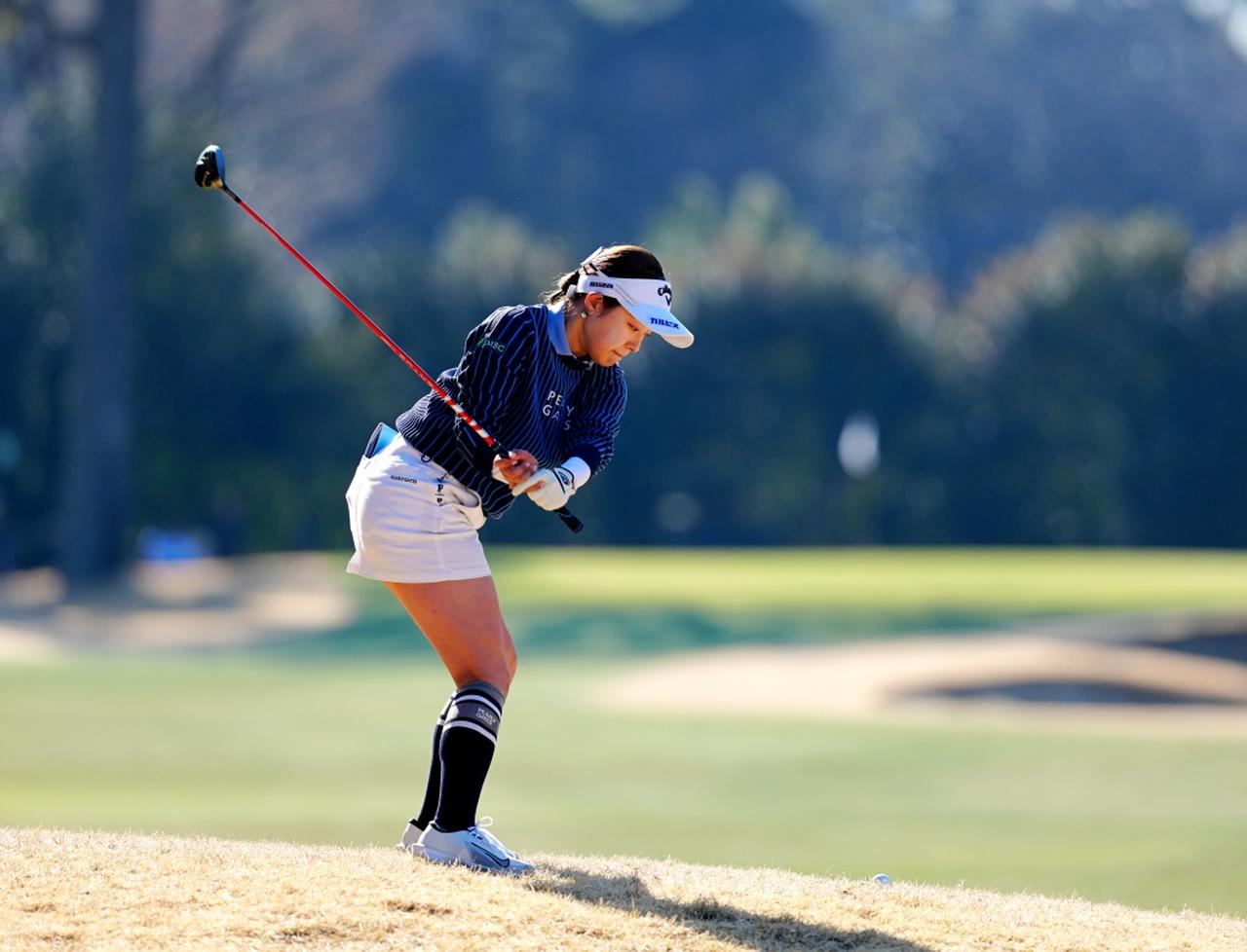 画像 : 5番目の画像 - 【写真22枚】ネクタイコーデやミニ丈スカート、美少女系スマイルの吉田鈴 - みんなのゴルフダイジェスト