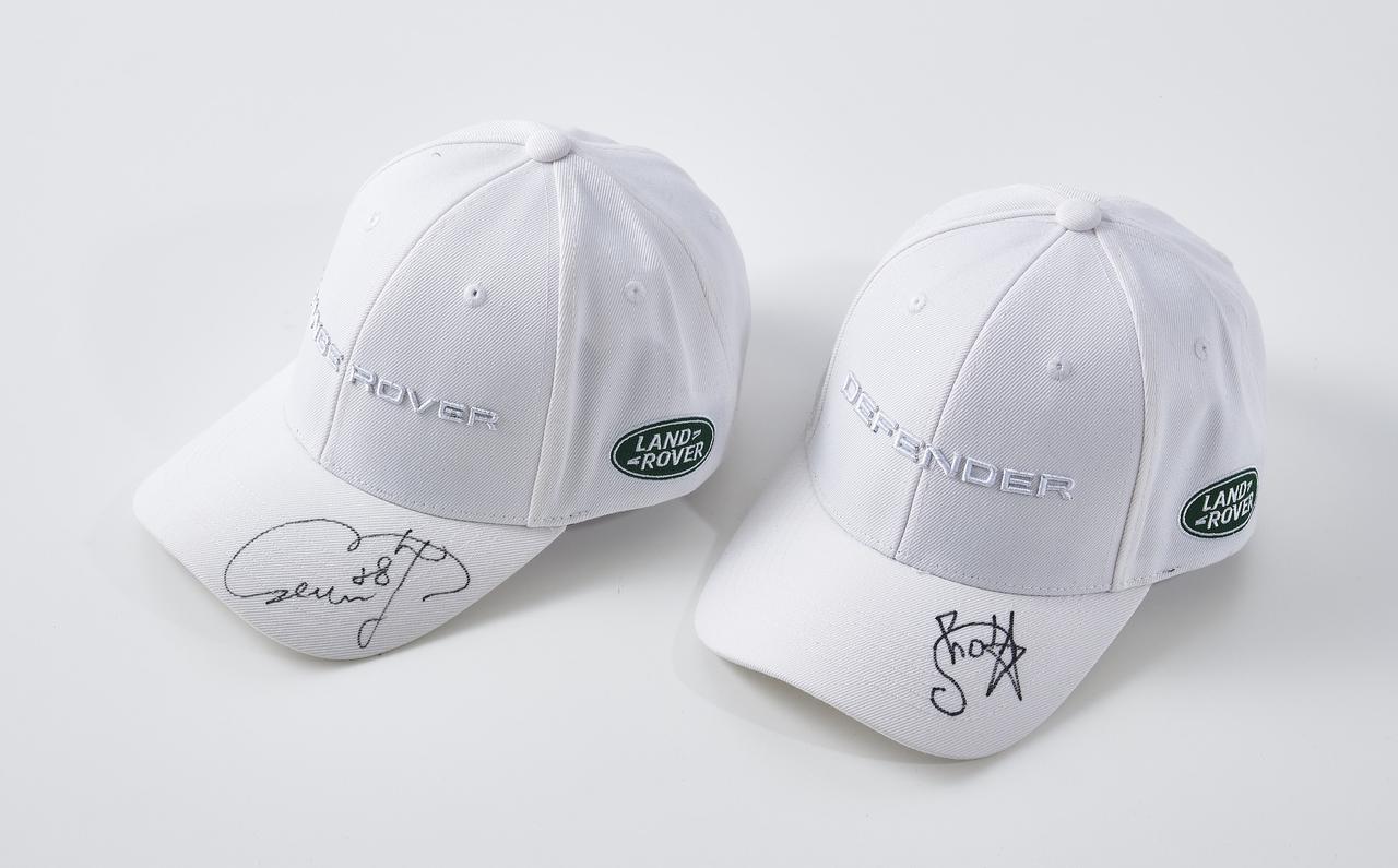 画像: 【左】フロントに『LAND ROVER』と刺繍されている。青木瀬令奈のサイン入り 【右】フロントに『DEFENDER』と刺繍されている。大西翔太のサイン入り