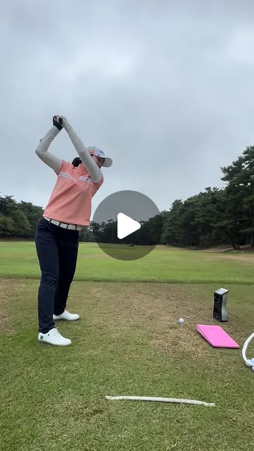 画像: 森 守洋 on Instagram: "拝啓　堀琴音様  この度は日本女子オープン　優勝おめでとう御座います まさかあなたが歴史ある日本女子オープンに名を刻むとは シードも落ち試合にも出れず　東京ゴルフスタジオで 練習しては文句を言いながらお菓子食ってたあなたが 今日は見違えるようなオーラをまとい堂々たるプレイをしていましたね 10番ホールでバーディを奪った瞬間 なぜか僕は優勝を確信しましたが それと同時にこの格式あるトーナメントに あなたが名前を刻んでよいのだろうかという不安にも襲われだしました かつてこんなやばいやつが優勝したことあるのだろうか？ すぐ歴代優勝者を調べてしまいましたが やはり1人だけ異質な気がして不安な想いを抱きながら観戦しておりました 途中16番でオタクの旦那と 優勝トロフィーを夫婦で抱えて写真を撮られる際の 予行練習をしてキャッキャっしていたら その直後17番のティショットで少しペラり 池に入りそうになった時は バチが当たったのかと肝を冷やしました 7年前ファイナルQTで失敗し　報道陣に囲まれインタビューで 『私の人生終わりました』 と言っていたあなたが今や日本タイトルを取ったのです 人生は面白いものです 僕個人としましては 何度も何度も　あなたの暴言や過度な要求に 心を折られそうになりながらも あなたの屈託ない笑顔とゴルフへの真摯な姿勢を見るたびに しゃあねえなと 己の心と身体を鼓舞してまいりました おかげで10円ハゲができましてお医者さんに聞いたら 温泉でも行ってゆっくり休みなさいと言われ そこから温泉が大好きになり 温泉に行くことが人生のライフワークになりました これもあなたのおかげです そして あなたの愛するお姉さん堀奈津佳も今週LADYGOで見事優勝をしましたね 姉妹で同時優勝もおそらく世界初です そしてボールを見ないでパッティングしてメジャーを勝ったのもあなたが世界初です お客様から面白いスイングだなっと言われながらも 優勝したのもおそらくあなたが世界初です でも忘れないでほしいのです プロゴルファーは応援してくれる人達がいて 見てくれる人達がいて初めて成り立つ職業です ですので決して驕らず　勘違いせず これからもゴルフ道に精進してください そしてなにより僕に優しくしてほしいのです  本当に心から おめでとう  #golf#golfswing#ゴルフ #東京ゴルフスタジオ #学芸大ゴルフスタジオ #有明ゴルフスタジオ #浅草ゴルフスタジオ #名古屋ゴルフスタジオ #京都ゴルフスタジオ #大分ゴルフスタジオ #東家商店 #10yashow10 #堀琴音 #堀奈津佳 #日本女子オープン"