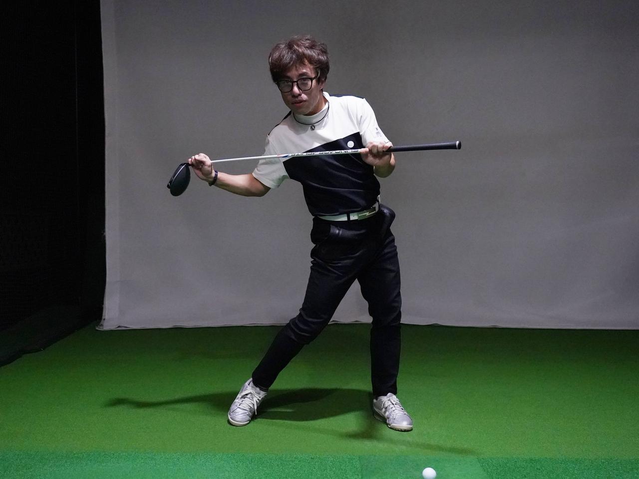 画像: 前傾した状態で水平に回るイメージだと、スライドする動きが加わってスウェイしてしまう