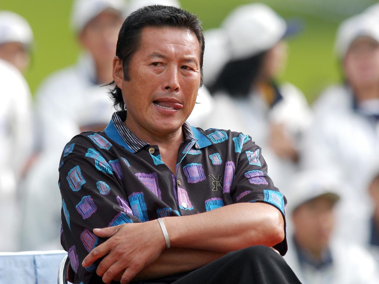 画像: 02年の全日空オープンで復活優勝を遂げる(写真は全日空オープンの表彰式)