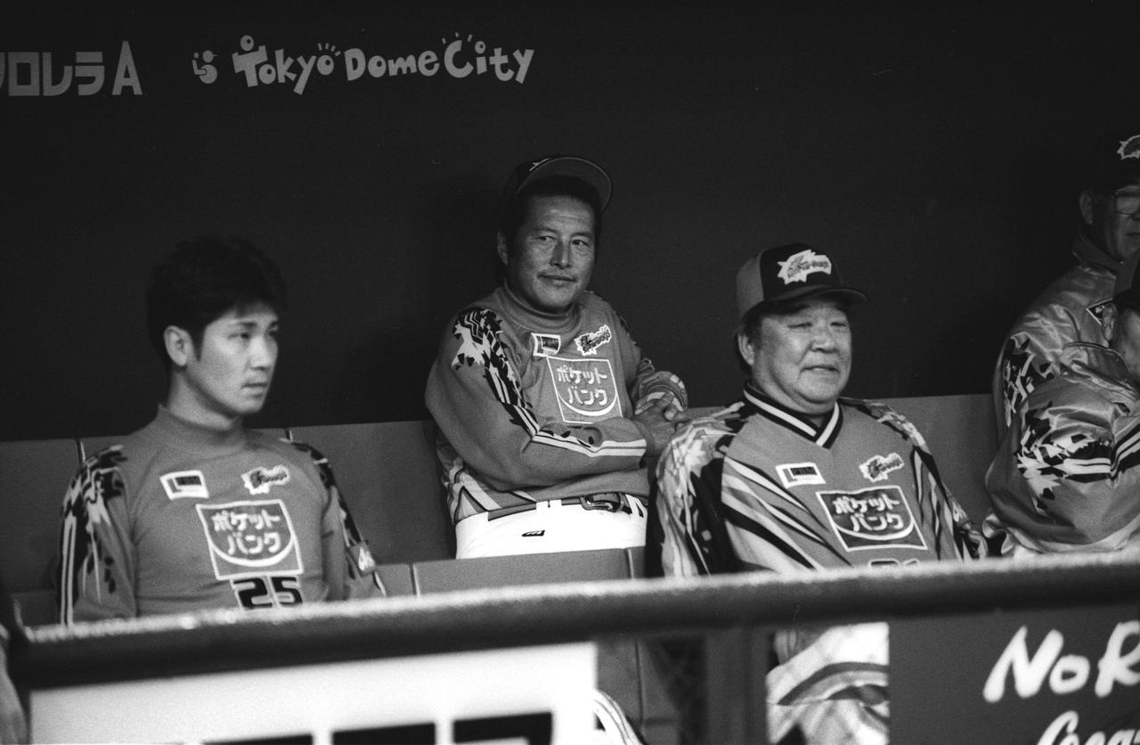 画像: 01年ジャンボマスターズの写真。尾崎の前に座っているのは稲尾和久