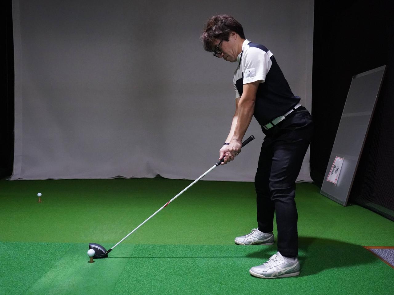 画像: 短く持つことでスウィングプレーンもアップライト気味になるため、方向性が上がる