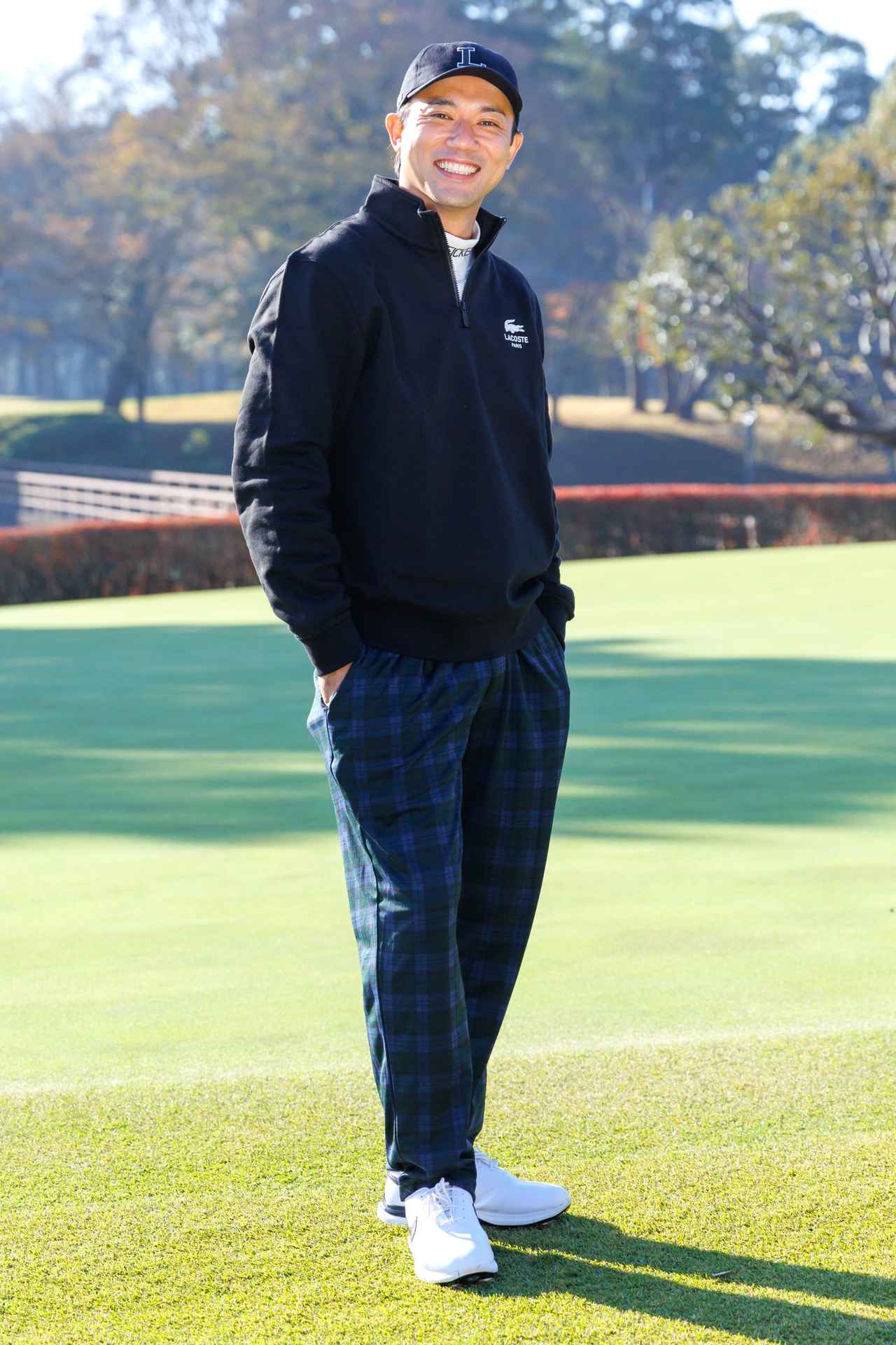 画像: 普段着感覚で使えるシンプルなハーフジッププルオーバーにブラックウォッチのパンツでトラッド感をミックス。白のモックネックシャツで重すぎない印象に仕上げています