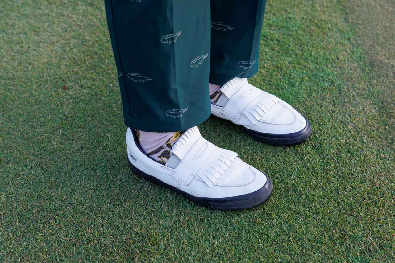 画像: 砂よけ付きの白ローファーにピンクのソックスも新鮮