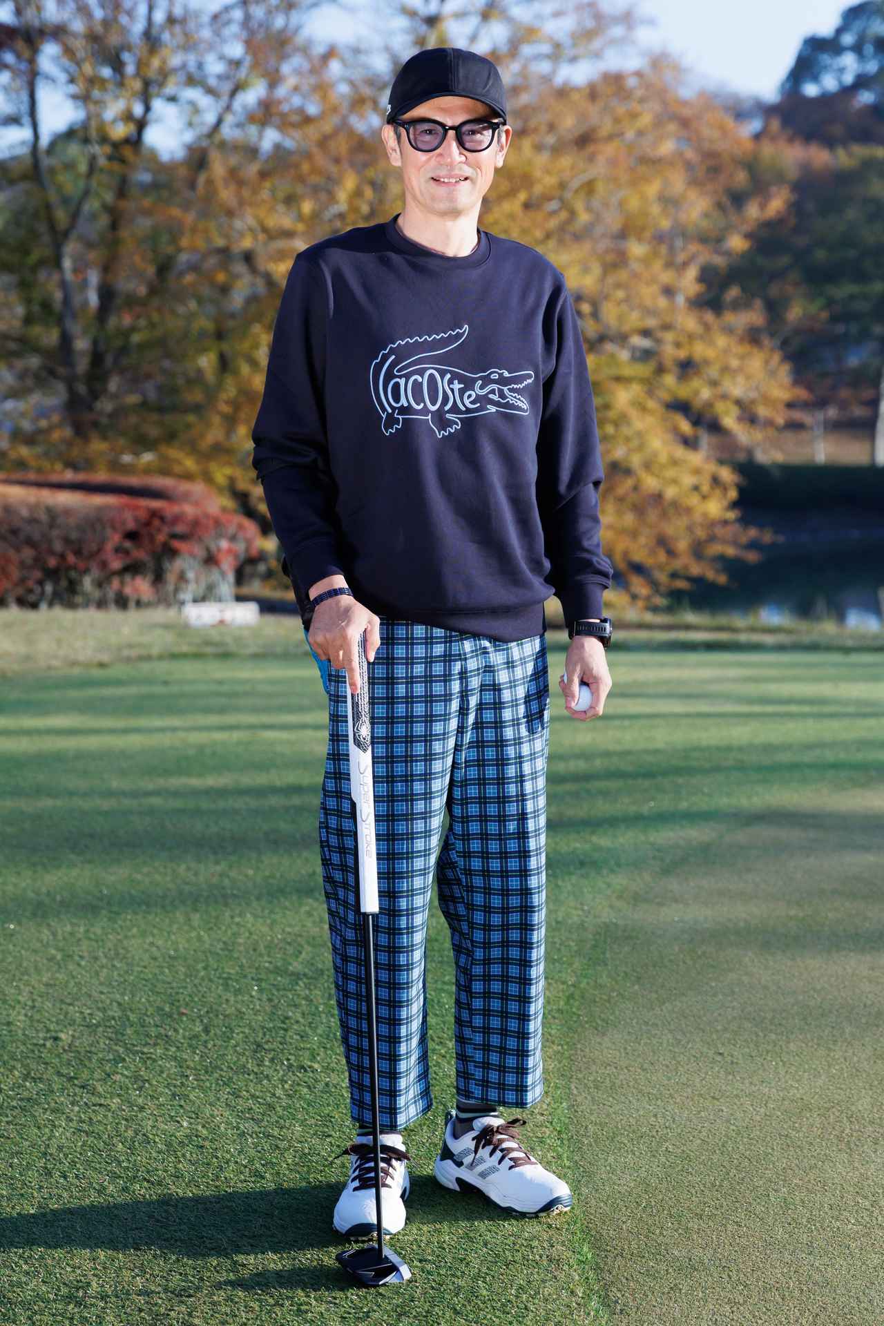 画像: ポップなブルーとクラシカルなチェック柄がアイデンティティを感じさせるボトムスが存在感を放ちます。インパクトのある刺繍をあしらったスウェットシャツと絶妙にマッチ
