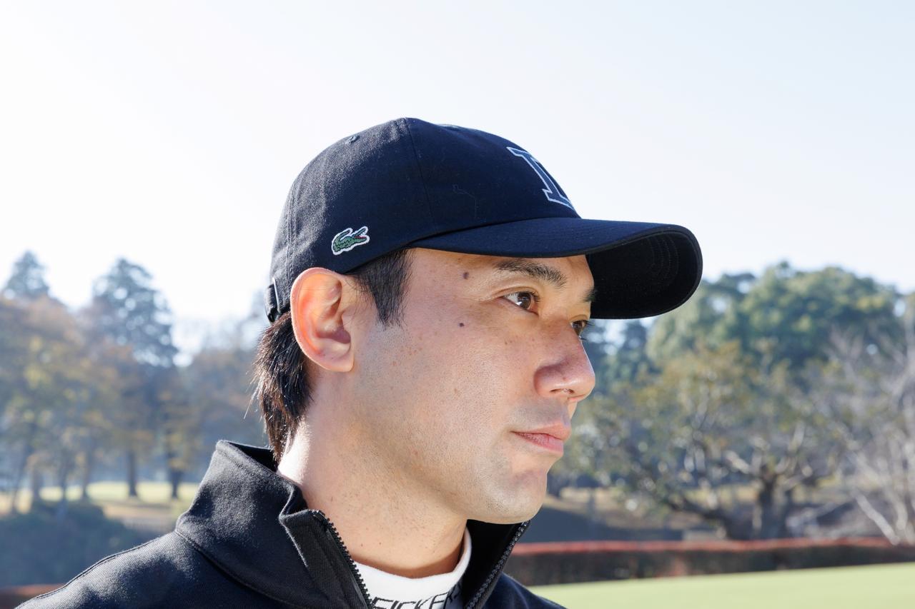 画像: サイド部分にはワニロゴがあしらわれたブラックキャップ