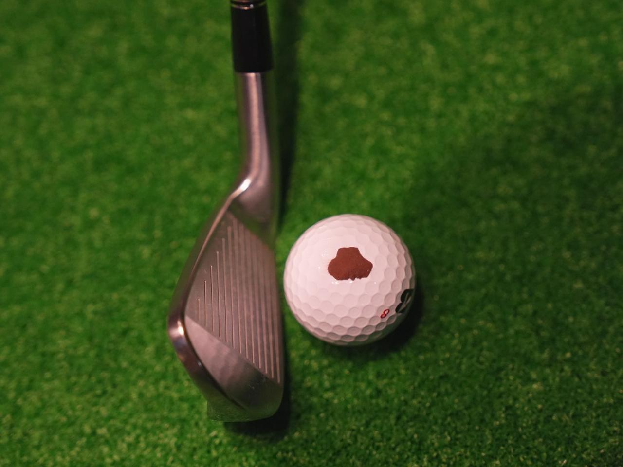 画像: ボールの真上に泥。これはどう飛ぶのか?