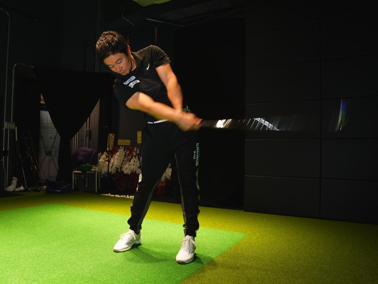 画像: 使用クラブは7番アイアン。松本プロには同じ力感、テンポを意識して試打してもらいました