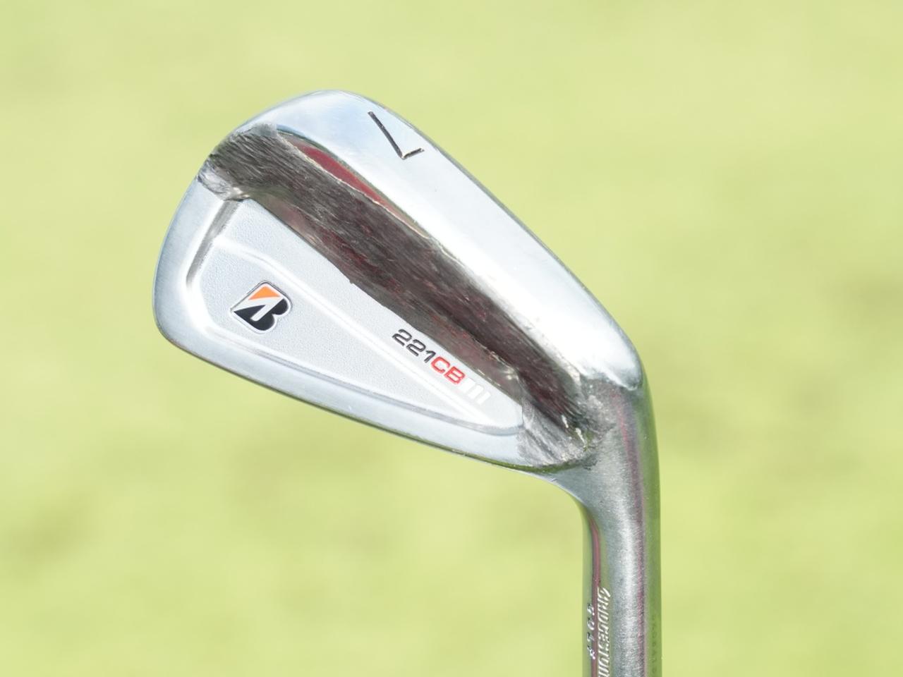 画像: バックフェース下部に鉛べったり。阿部未悠の7I