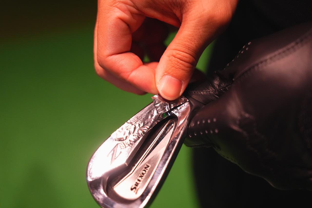 画像: つづいてヒール下に2g。シール状になった鉛は貼り直せるので調整しやすいです