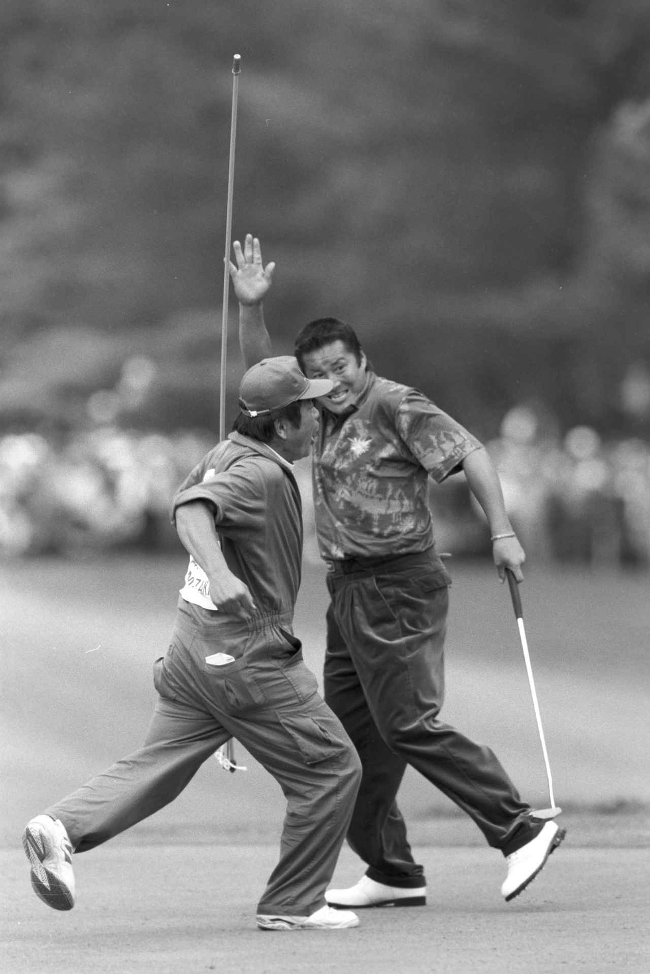 画像 : 5番目の画像 - 【写真8枚】いまにも大歓声が聞こえてきそう！ 95年ダンロップフェニックスのイーグルパット前後 - みんなのゴルフダイジェスト