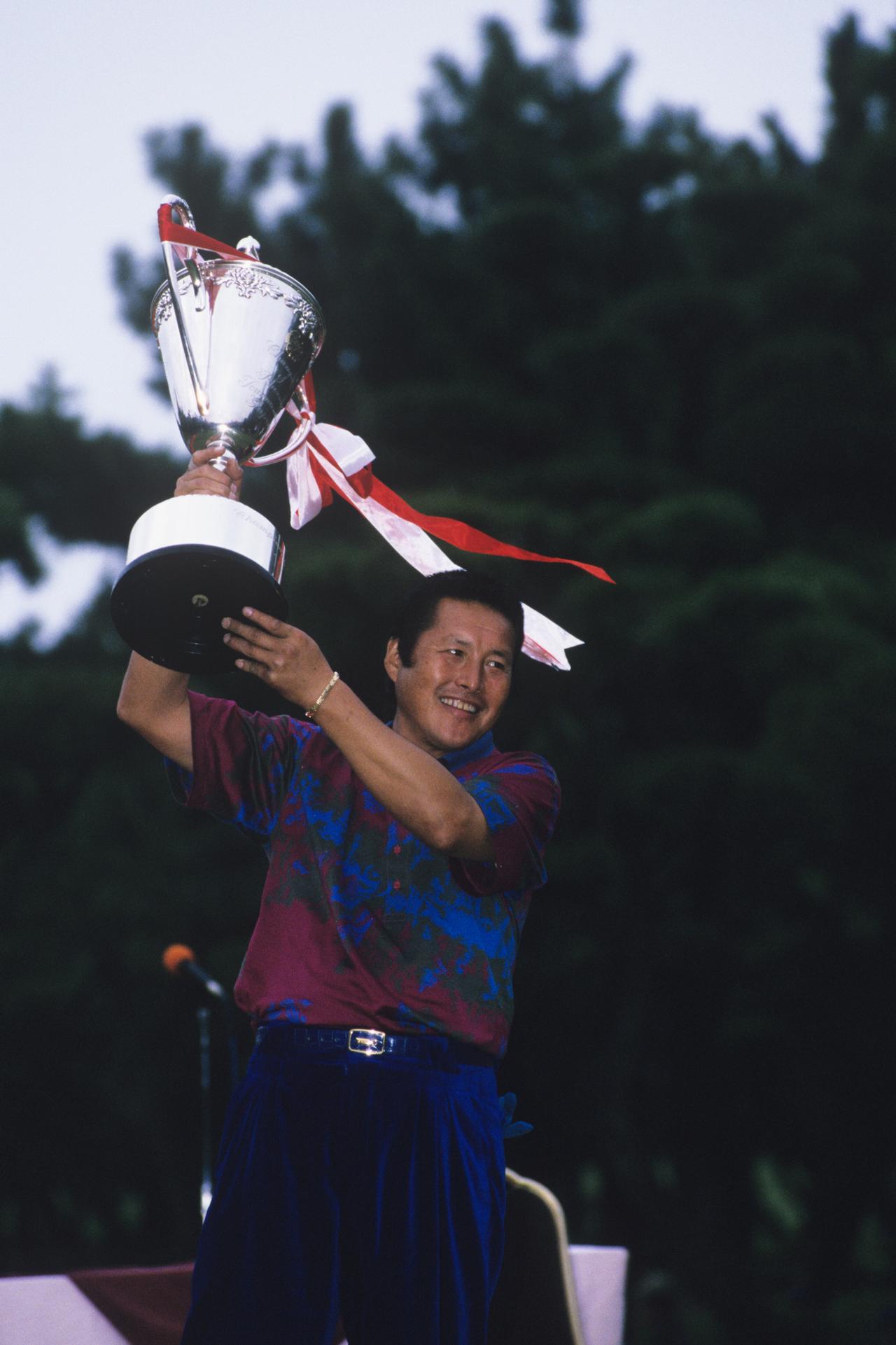画像: 95年ダンロップフェニックスでトロフィーを掲げるジャンボ