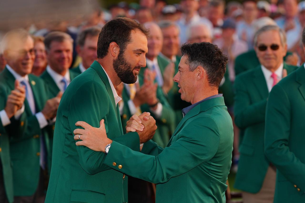 画像: 25年マスターズでグランドスラムを達成したマキロイ(右)は前年優勝のシェフラー(左)からグリーンジャケットを着せてもらった(撮影/岩本芳弘)