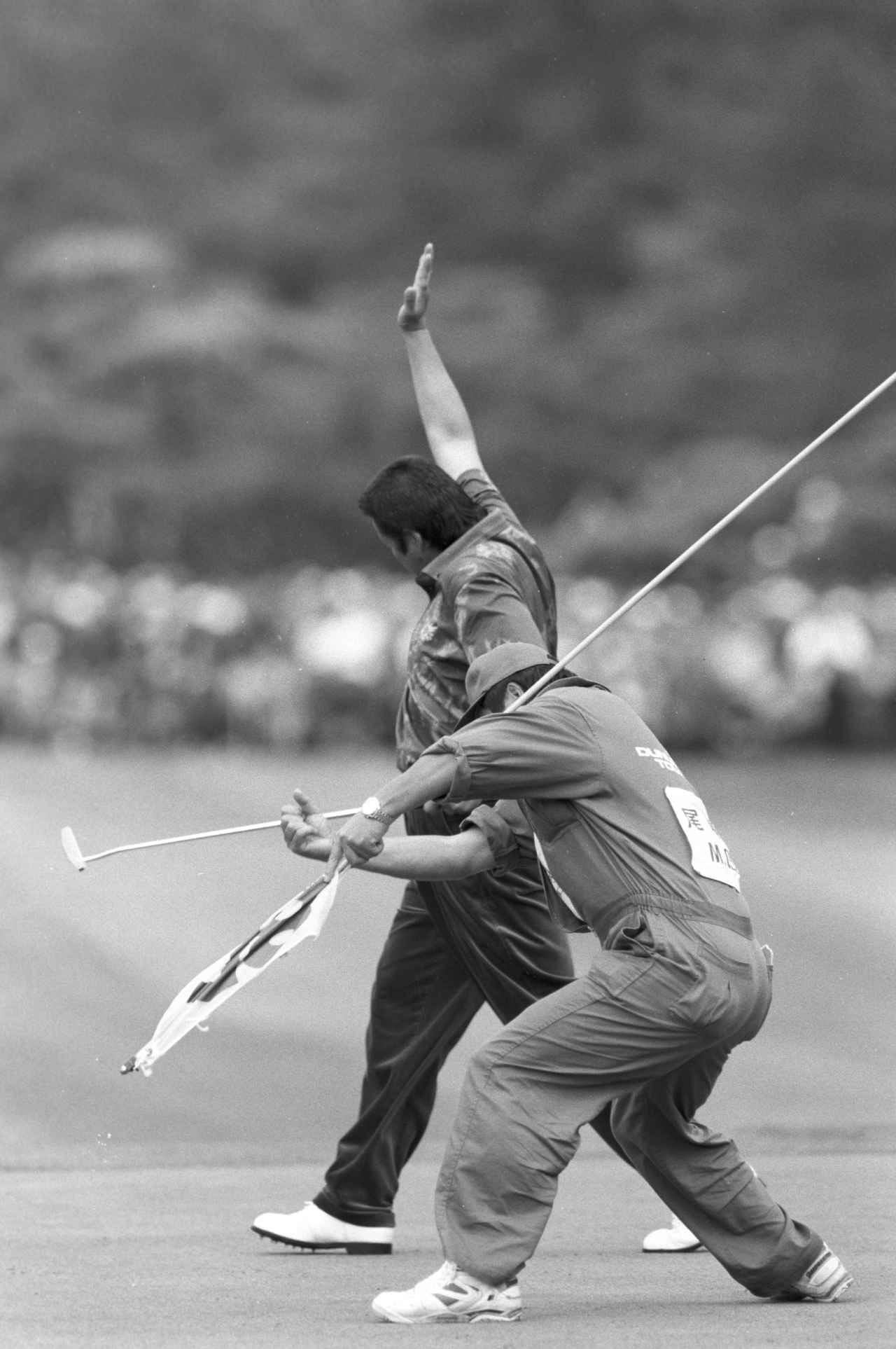 画像 : 8番目の画像 - 【写真8枚】いまにも大歓声が聞こえてきそう！ 95年ダンロップフェニックスのイーグルパット前後 - みんなのゴルフダイジェスト