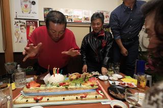 ケーキのローソクを消すジャンボ