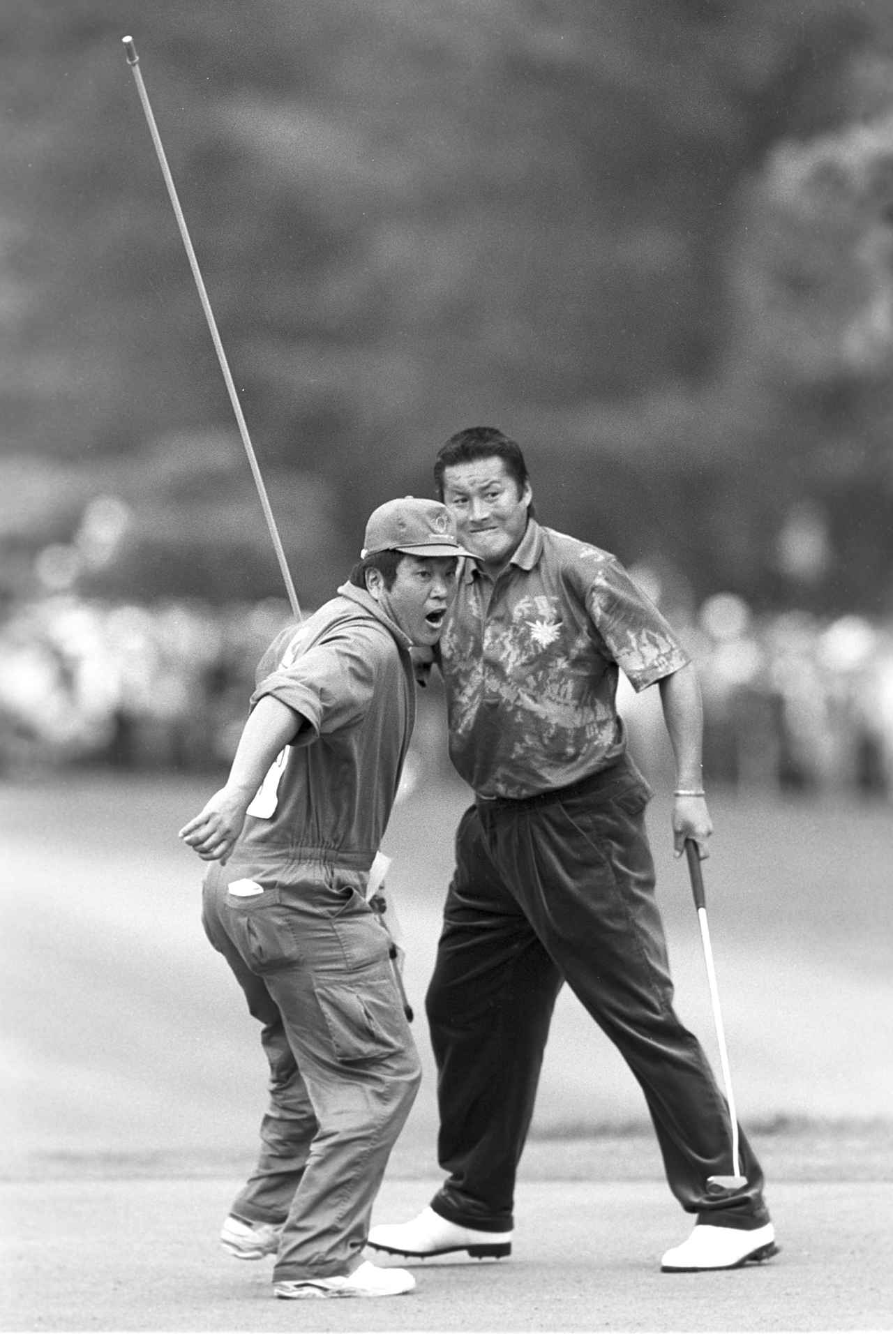 画像 : 4番目の画像 - 【写真8枚】いまにも大歓声が聞こえてきそう！ 95年ダンロップフェニックスのイーグルパット前後 - みんなのゴルフダイジェスト