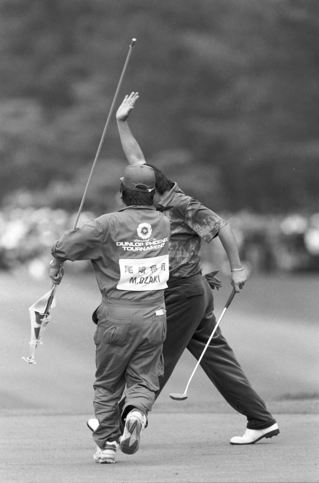 画像 : 7番目の画像 - 【写真8枚】いまにも大歓声が聞こえてきそう！ 95年ダンロップフェニックスのイーグルパット前後 - みんなのゴルフダイジェスト