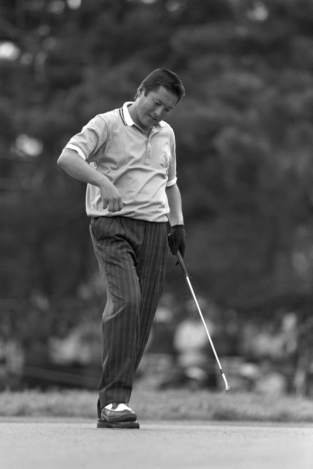 画像: 1988年日本オープン。優勝を決めるパッティングは残りたった70センチ。それでもジャンボは2度仕切り直した