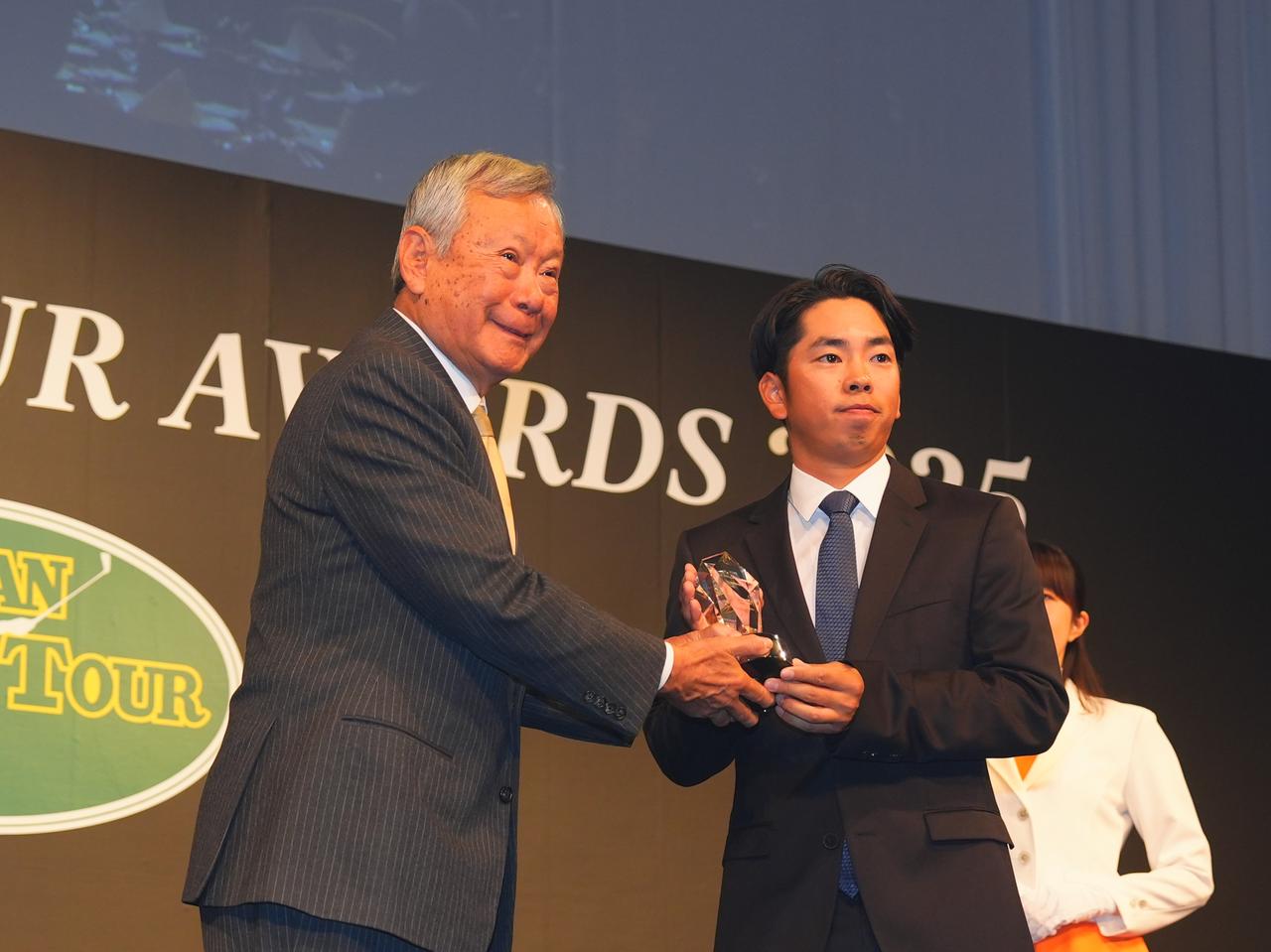 画像: 「オールアラウンドランキング賞（平均ストロークやバーディ率など9つの部門の成績をポイント換算し、総合的に最も優れたプレーヤーに贈られる賞）」「ポイントランキング賞（JGTO ツアートーナメントの各競技及び海外メジャー競技での順位をポイントに換算し、 シーズンを通して活躍した選手を評価するランキングでトップに輝いたプレーヤーに贈られる賞）」の2冠に輝いた生源寺龍憲（撮影/姉崎正）