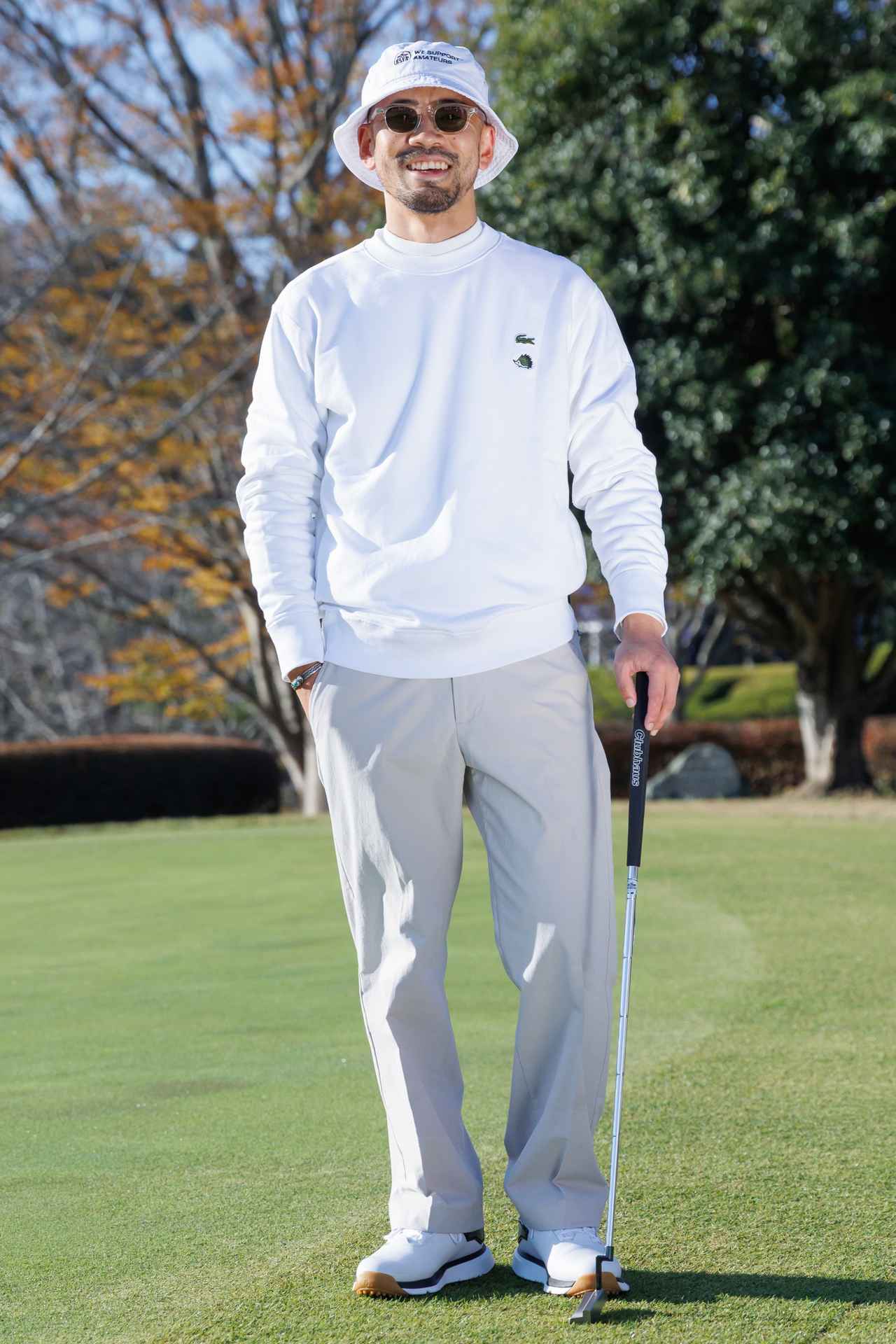 画像: ライトベージュのボトムス以外のアイテムはオールホワイトにすることで、さりげなくメリハリ感も出しつつ、こなれ感のあるスタイルを構築。タウンユースでも文句なしです