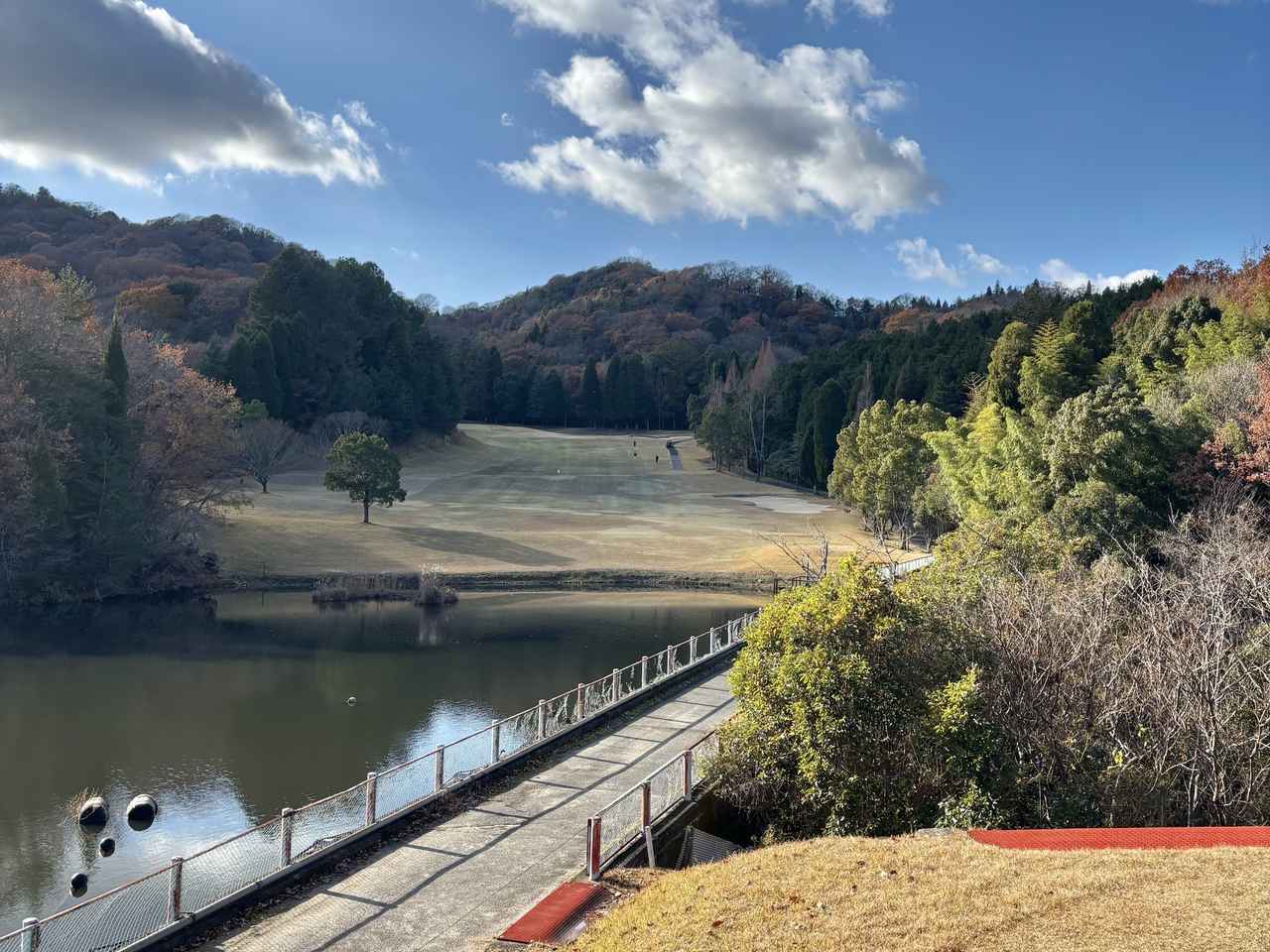 画像: 本郷カントリー倶楽部 No.2（383Y・P4）。池越えホールは5オン2パットのトリ