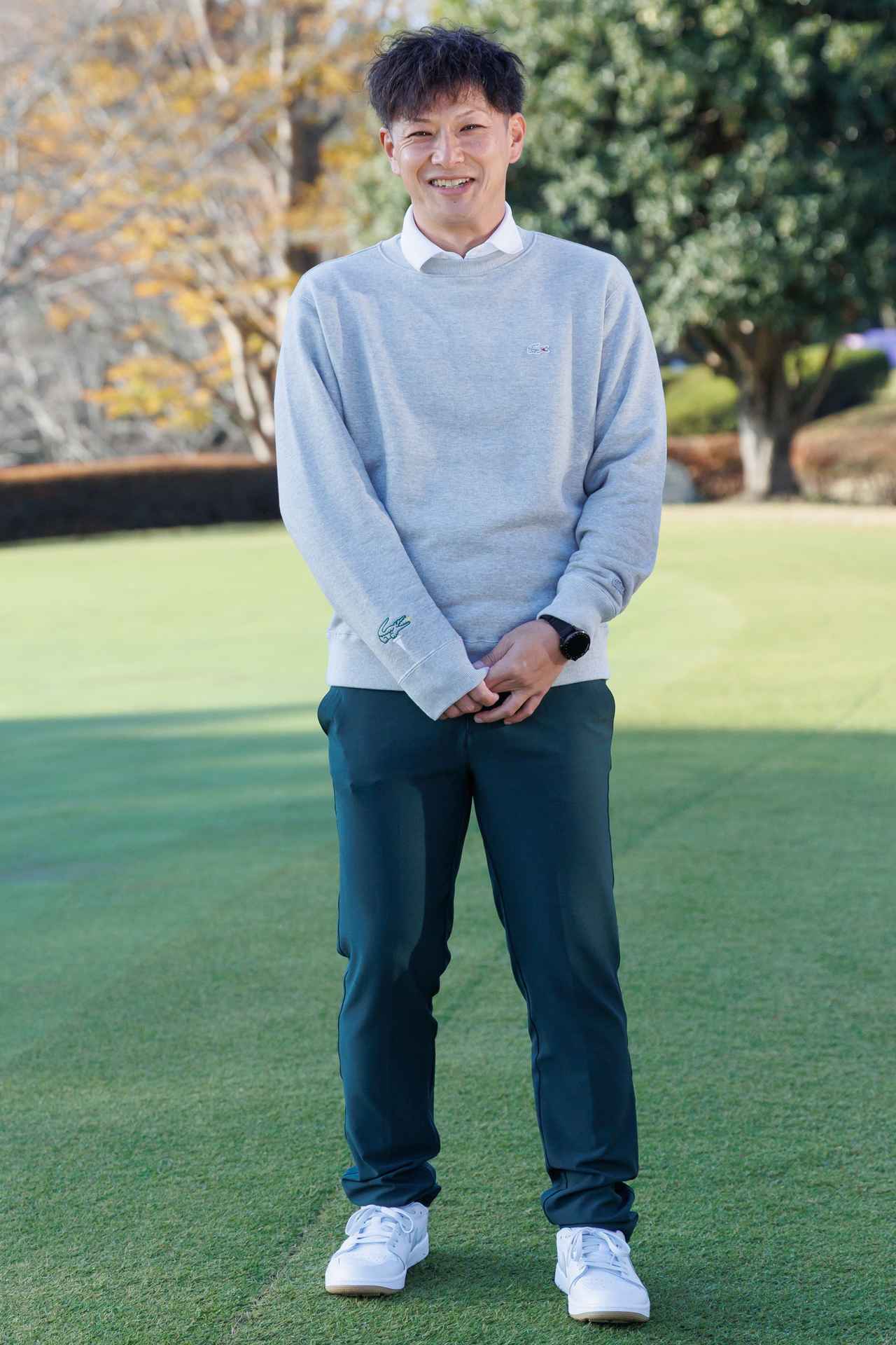 画像: 一見シンプルなアイテムの組み合わせと思いきや、スウェットシャツの右後ろ部分にはオーダーによる大胆な刺繍を配置。ゆったりとしたサイズ感も今っぽさを醸し出しています