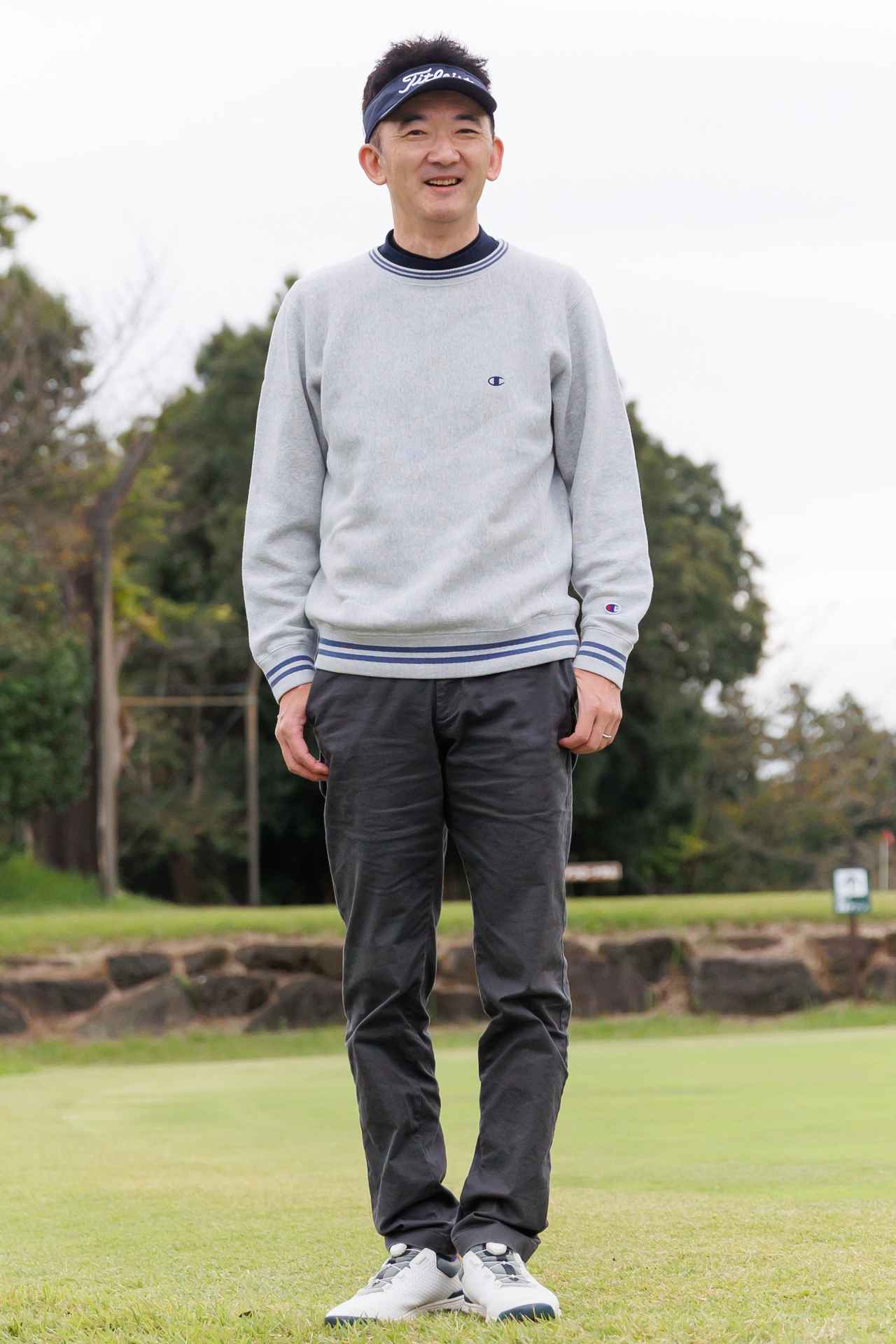 画像: グレーのスウェットシャツからダークグレーのパンツへの濃淡の使い方が上手。サンバイザーと襟元からチラりと見えるモックネックのネイビーが全体のトーンを引き締めます