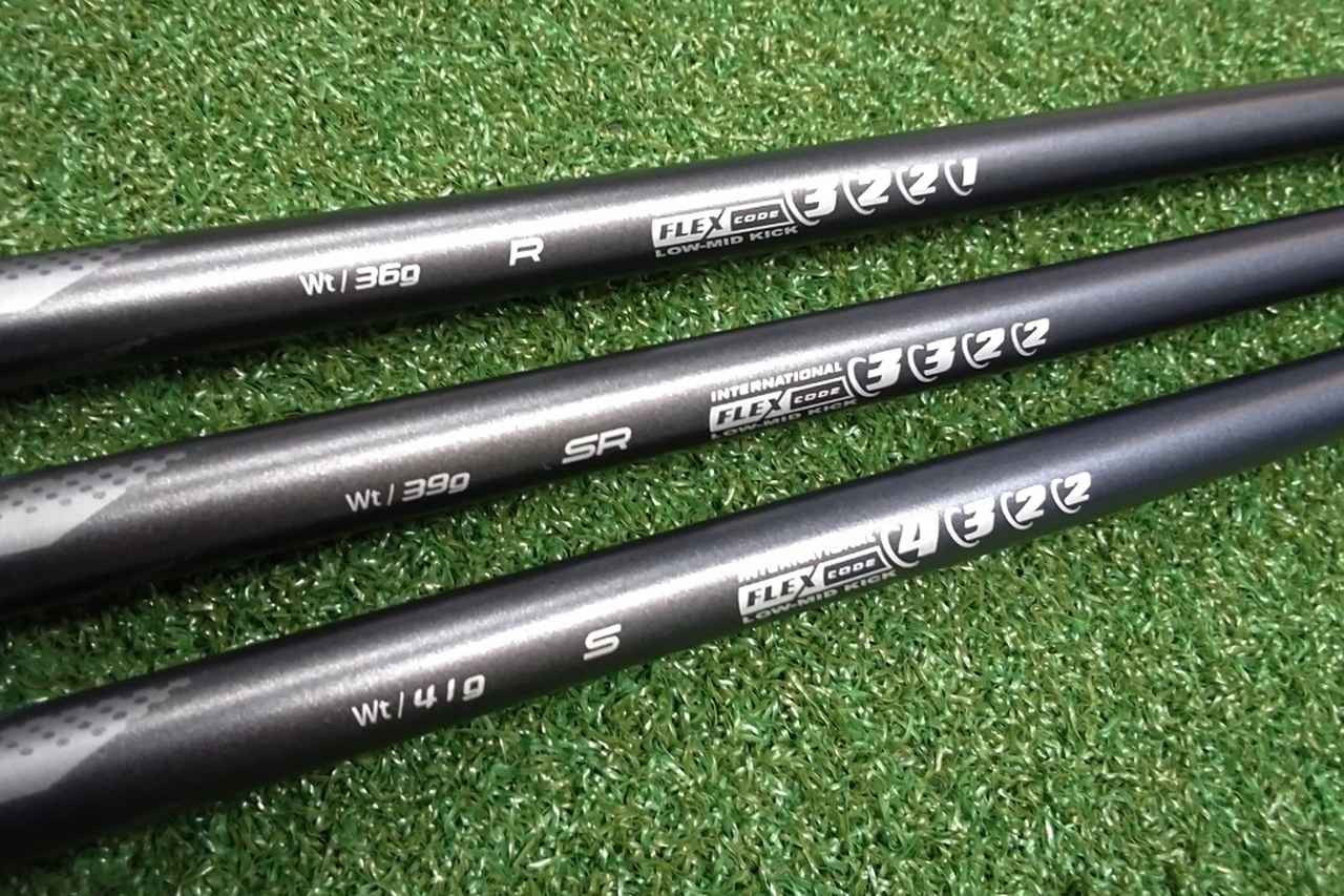 画像: 手元側から先端に掛けてRは3・2・2・1、SRは3・3・2・2、Sは4・3・2・2と記載されており、この数値はインターナショナル・フレックス・コードという。数字が小さいほど軟らかい