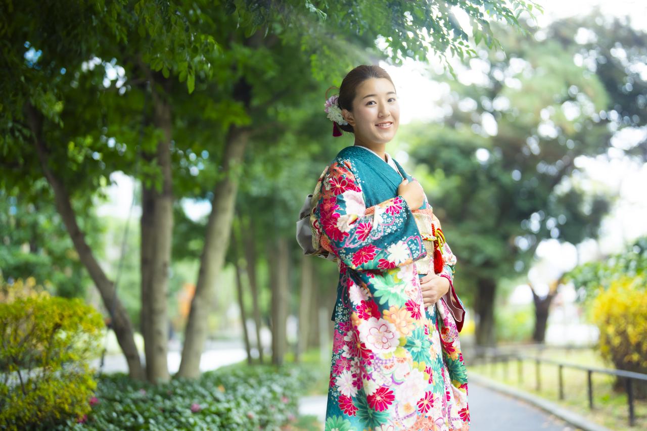 画像: 着慣れていない“明るい色味”が似合うか心配だったそう「着てみると、明るい色もいいですね!」