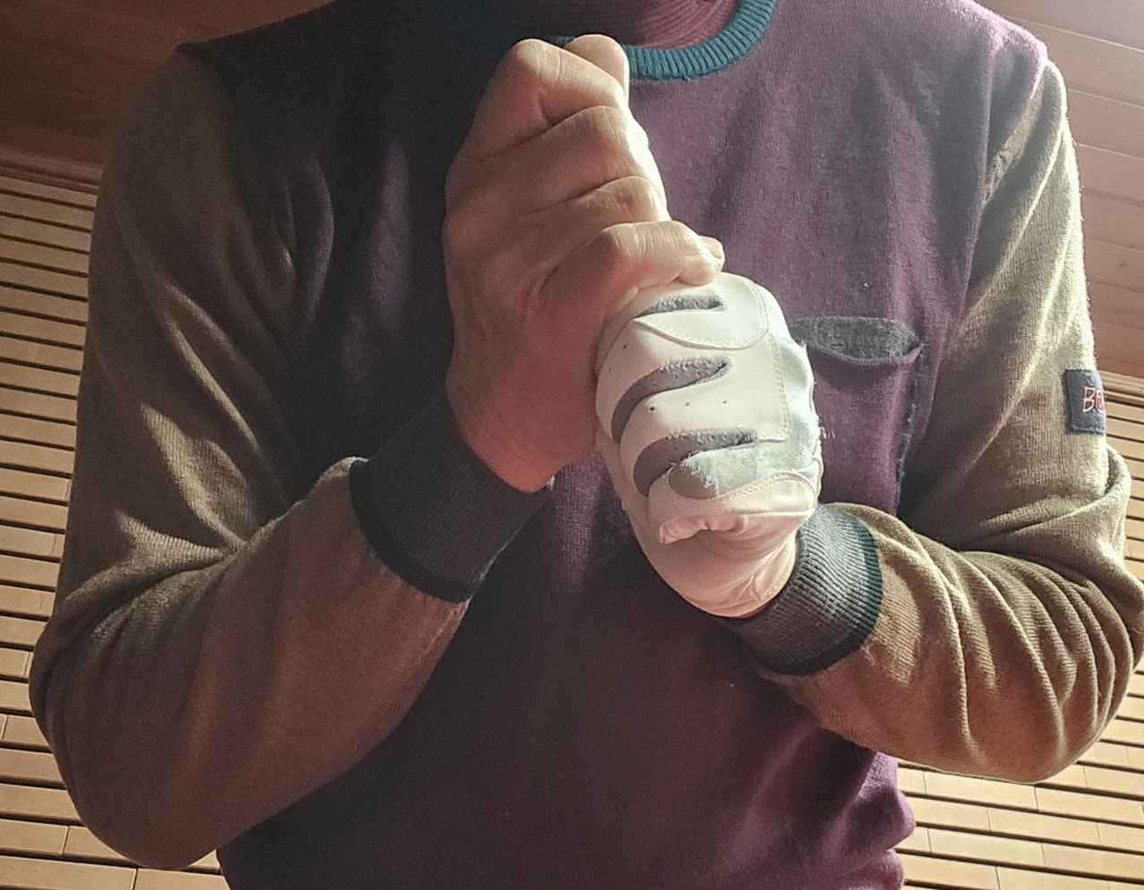 画像: 体主体で振るために、腕と肩で五角形を作るイメージで「ひじを緩める」