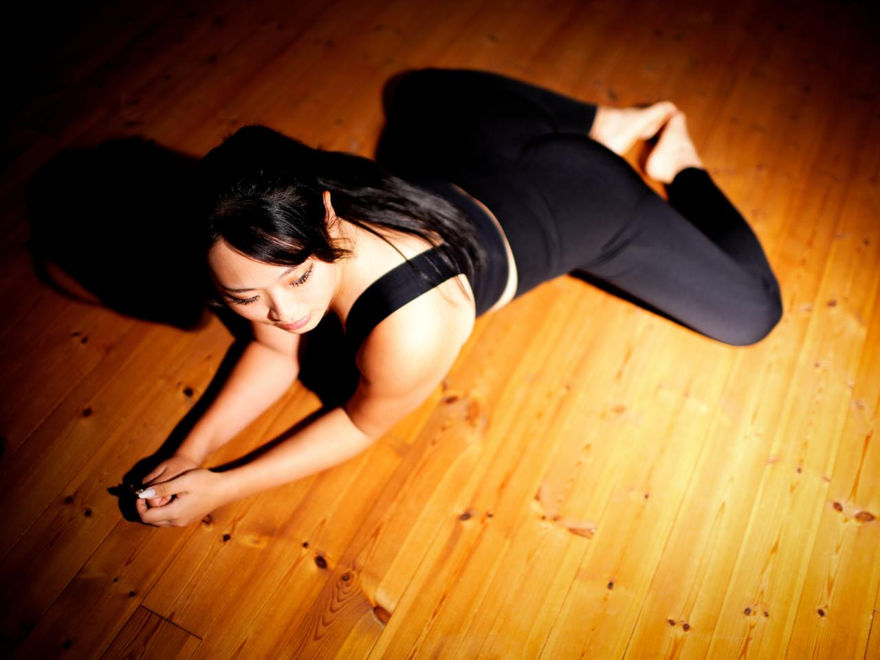 画像: 朝イチは“カエル足”でスタート⁉︎ ラウンド前の飛距離アップ&疲労軽減に効果的なストレッチ【長谷川円香のいきなり飛び出す飛距離塾 #17】 - みんなのゴルフダイジェスト