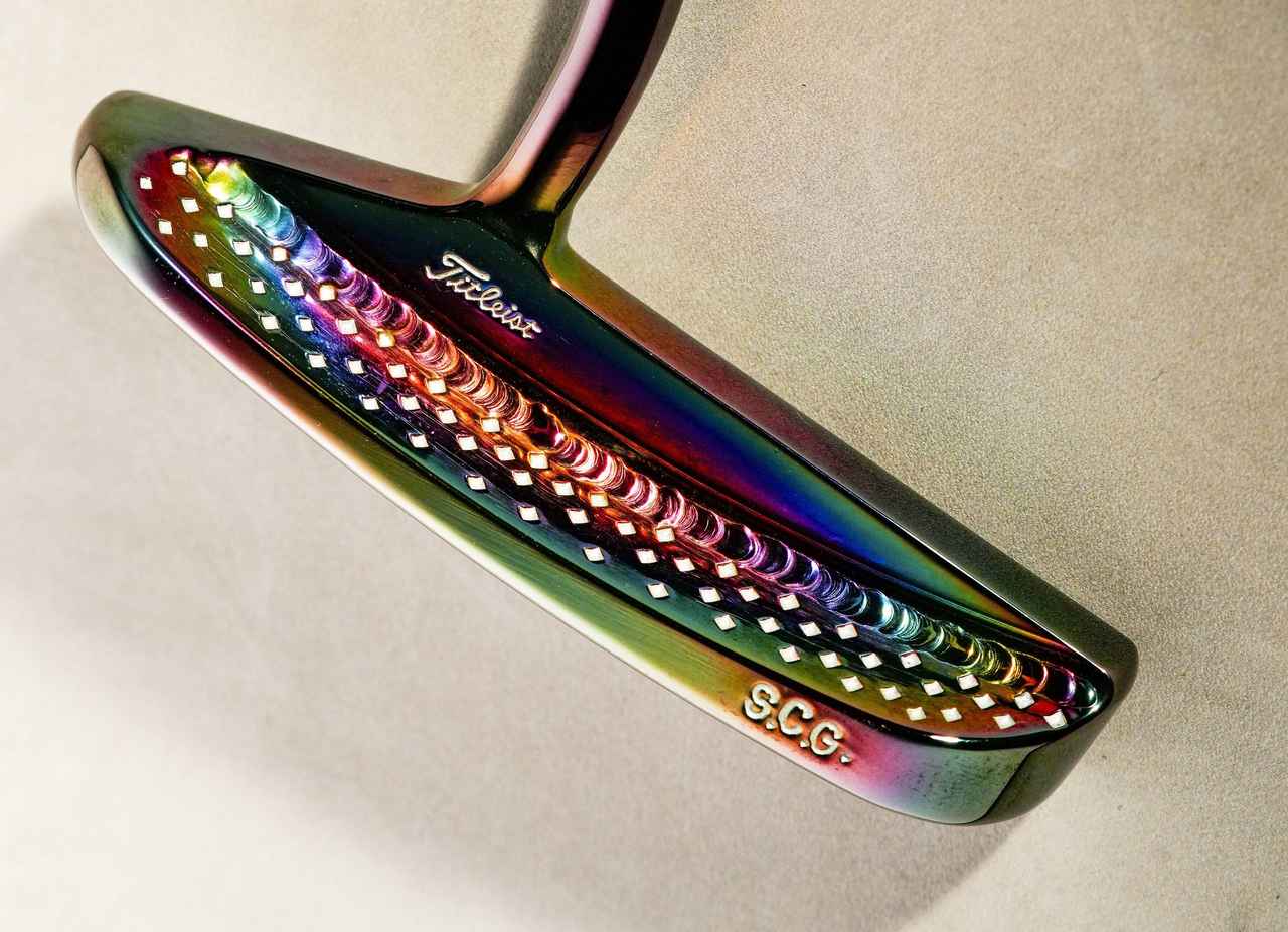 画像: GARAGE PUTTER:バックフェースにはウェルディング(溶接加工)、フランジにはダイヤモンドスノーと呼ばれるデザインが施された、ブラックパール仕上げのガレージパター。オーナーは、2006年の米国PGAショーで手に入れたという