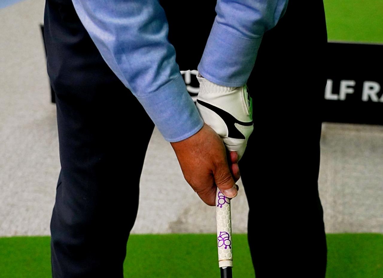 画像: グリップは左手小指、薬指、中指の3本で握って、あとの7本は添えるだけ