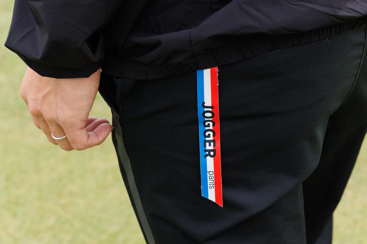 画像: パンツのトリコロールタグも遊び心のあるアクセントとして使用